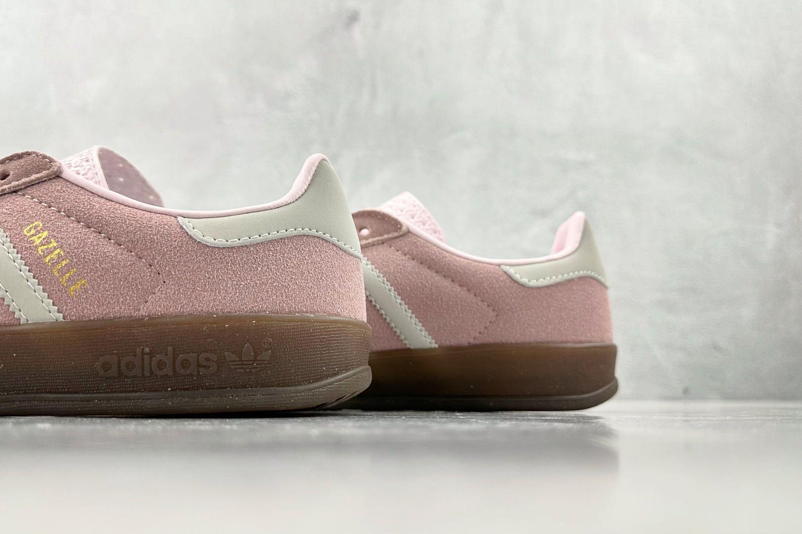 R 版 
出口订单 adidas originals GAZELLE INDOOR W粉色

货号：JI