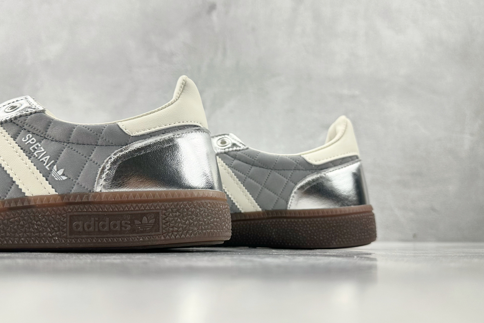 R 版 
出口订单  adidas originals HANDBALL SPEZIAL 银色

货号：