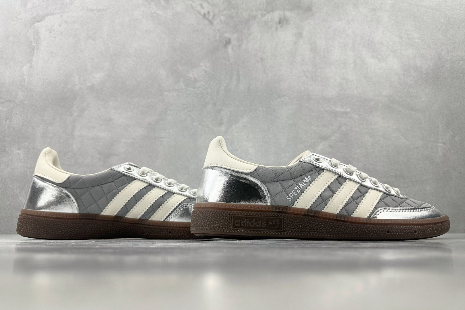 R 版 
出口订单  adidas originals HANDBALL SPEZIAL 银色

货号：