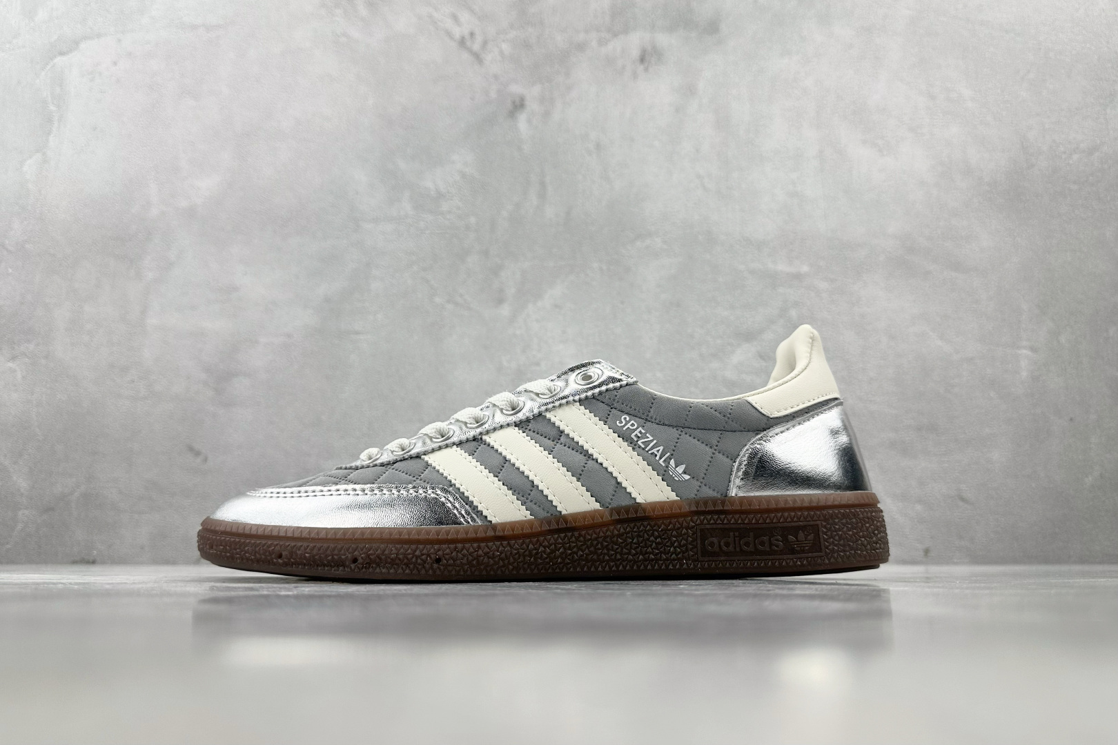 R 版 
出口订单  adidas originals HANDBALL SPEZIAL 银色

货号：