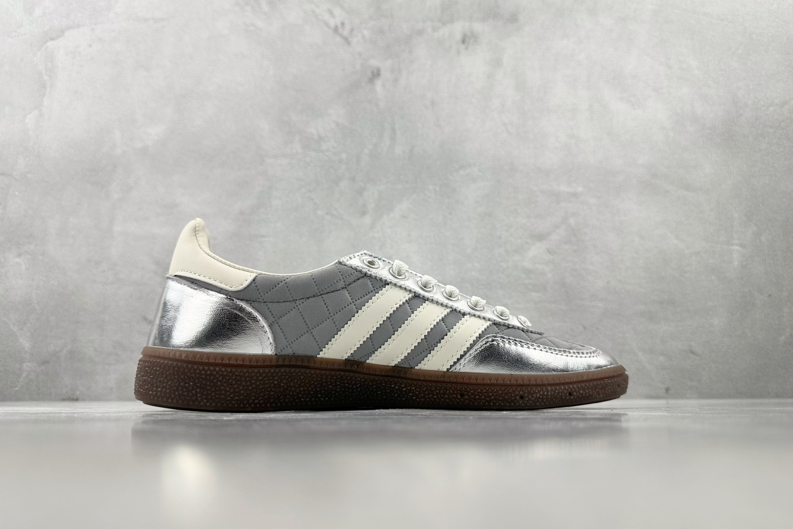 R 版 
出口订单  adidas originals HANDBALL SPEZIAL 银色

货号：