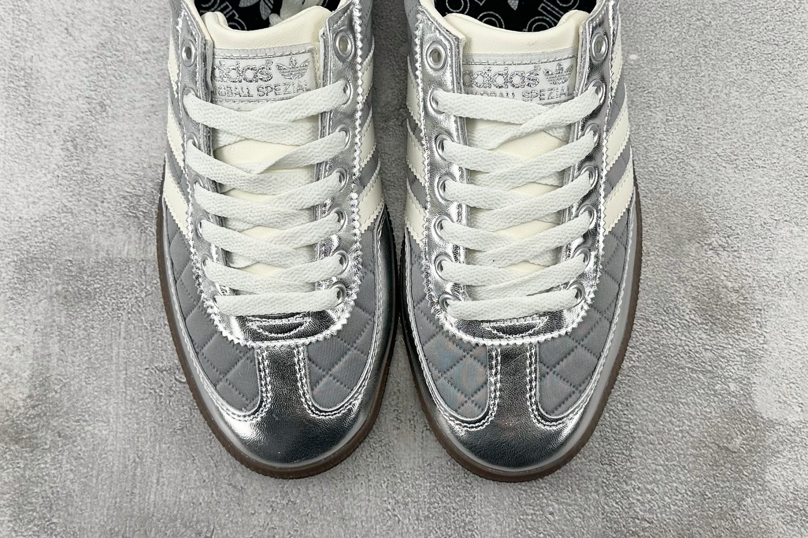 R 版 
出口订单  adidas originals HANDBALL SPEZIAL 银色

货号：