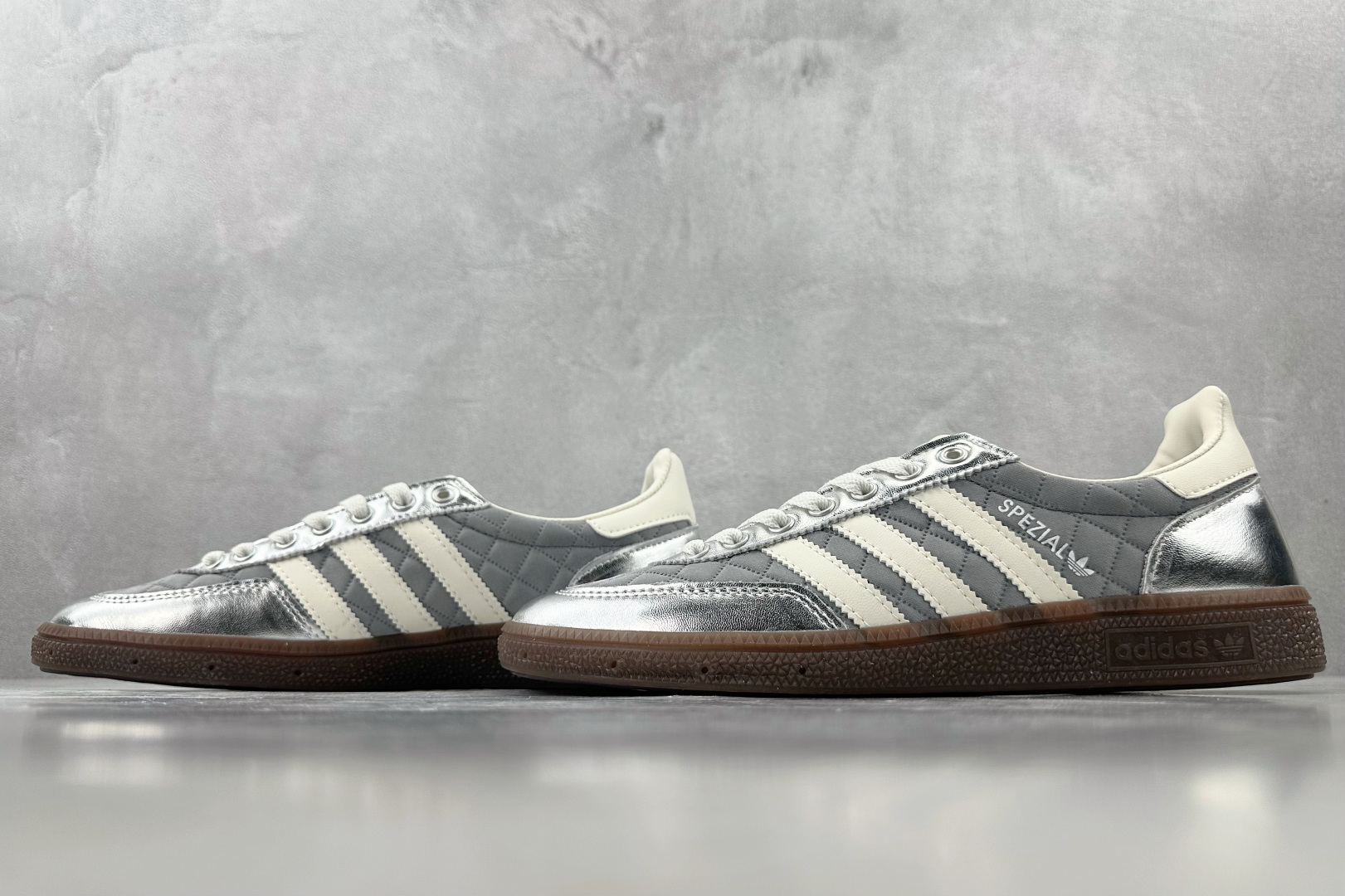 R 版 
出口订单  adidas originals HANDBALL SPEZIAL 银色

货号：