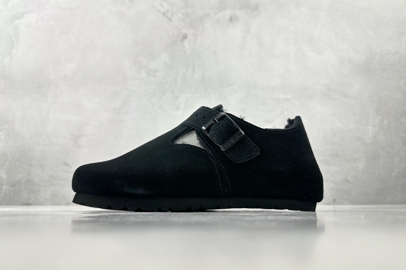 莞产 
Birkenstock London Shearling系列黑色

货号：
尺码：35 36 3