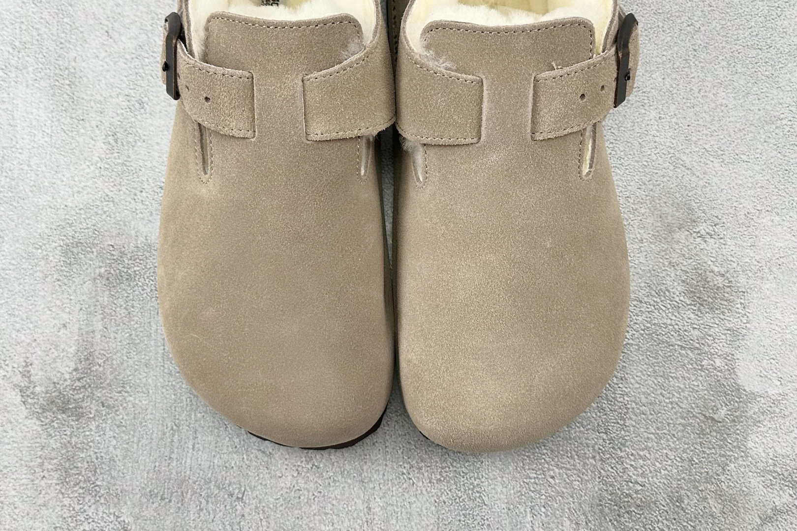 莞产 
Birkenstock London Shearling 沙色

货号：
尺码：35 36 36