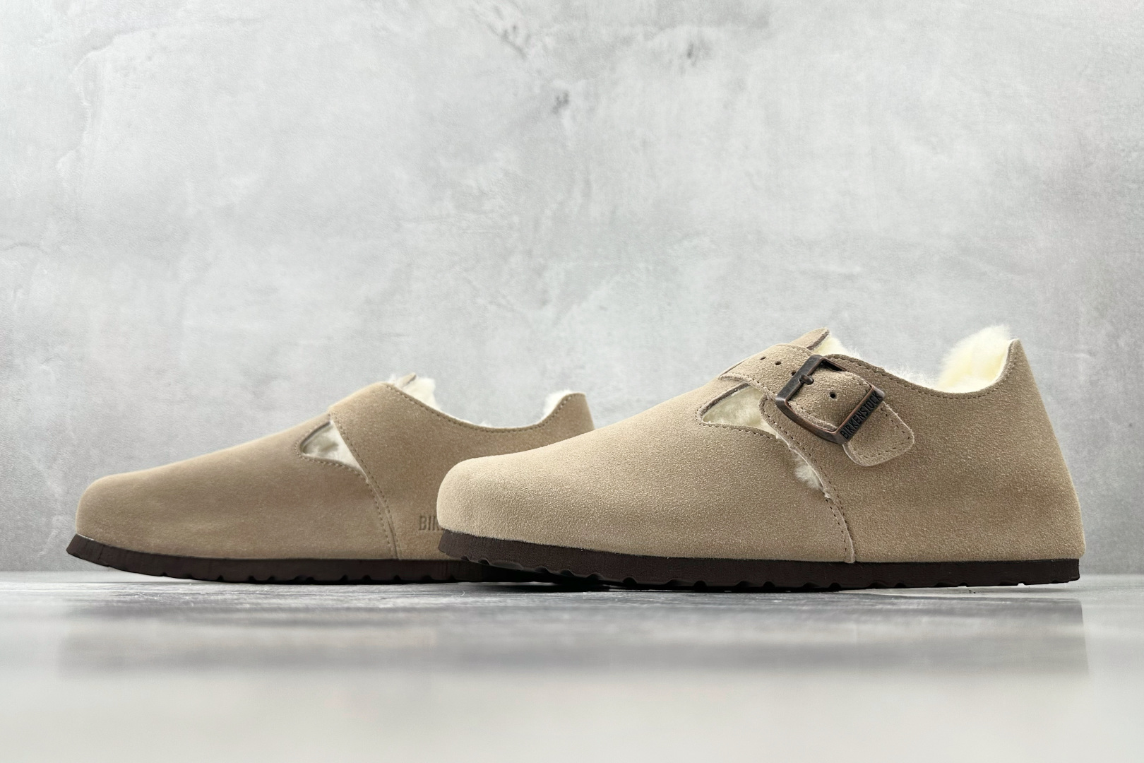 莞产 
Birkenstock London Shearling 沙色

货号：
尺码：35 36 36