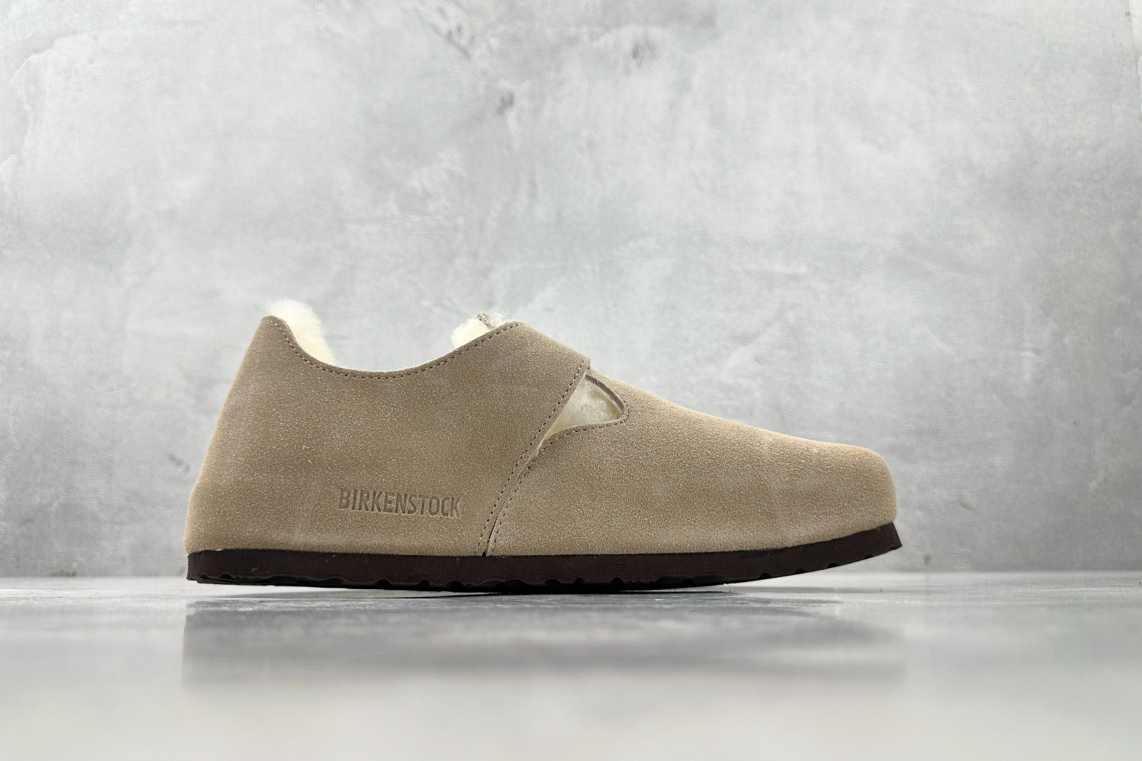 莞产 
Birkenstock London Shearling 沙色

货号：
尺码：35 36 36