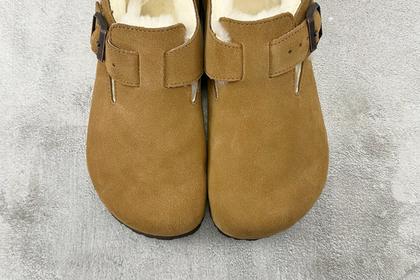 莞产 
Birkenstock London Shearling 棕色

货号：
尺码：35 36 36
