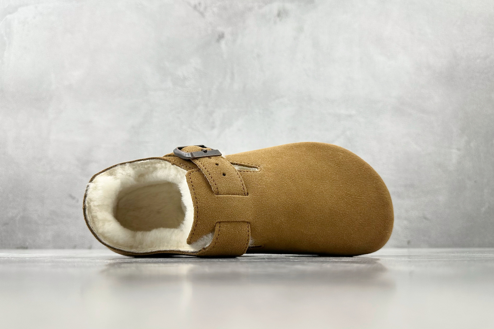 莞产 
Birkenstock London Shearling 棕色

货号：
尺码：35 36 36