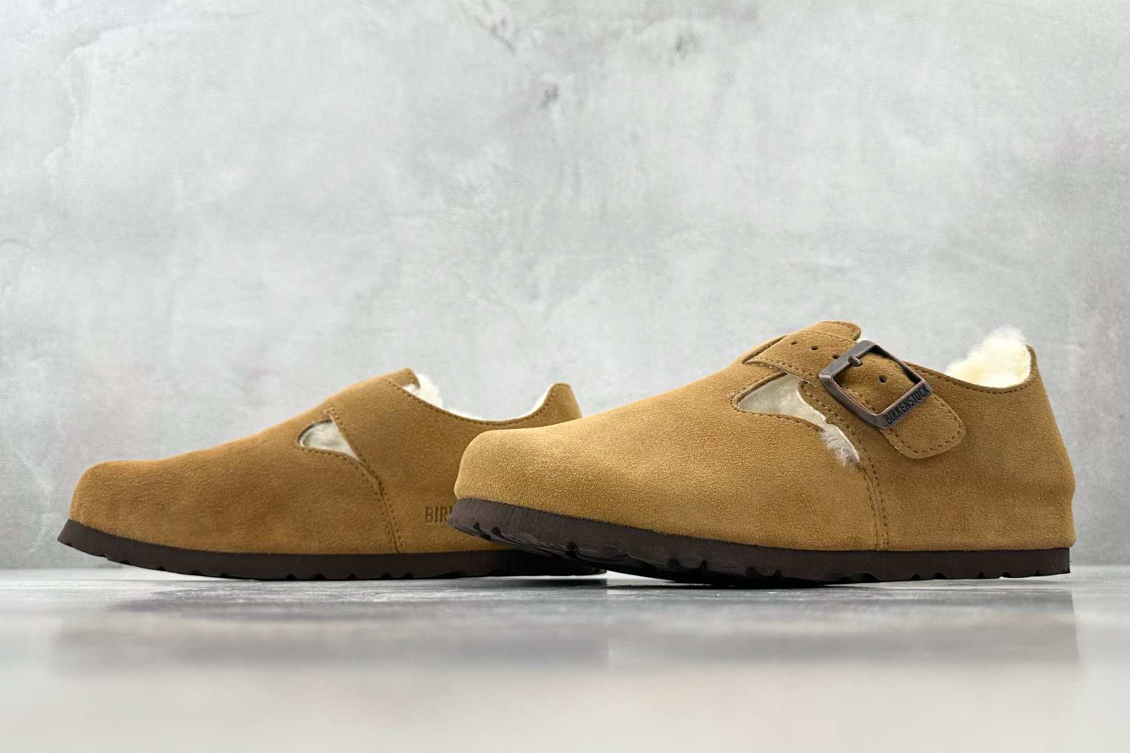 莞产 
Birkenstock London Shearling 棕色

货号：
尺码：35 36 36