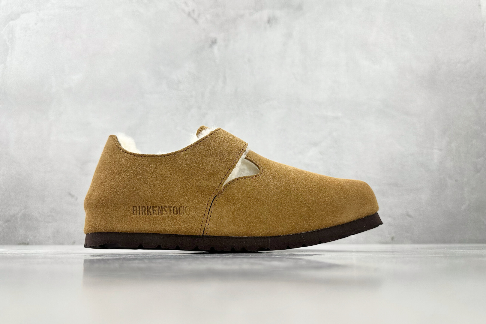 莞产 
Birkenstock London Shearling 棕色

货号：
尺码：35 36 36