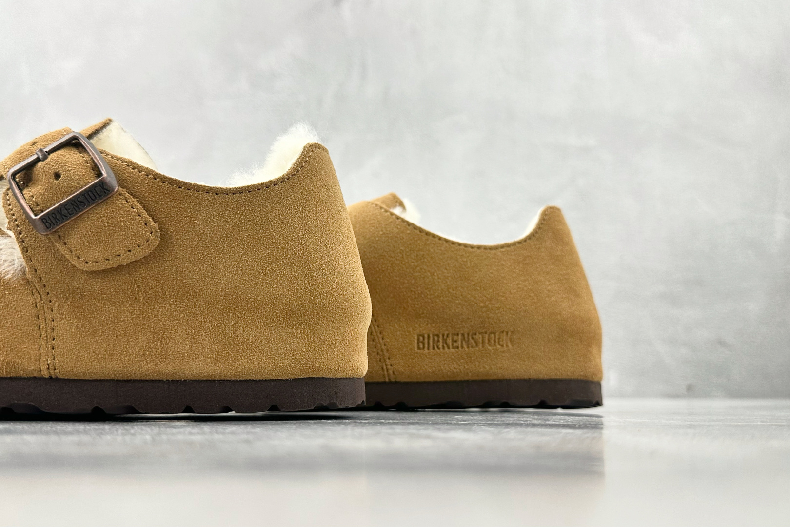 莞产 
Birkenstock London Shearling 棕色

货号：
尺码：35 36 36