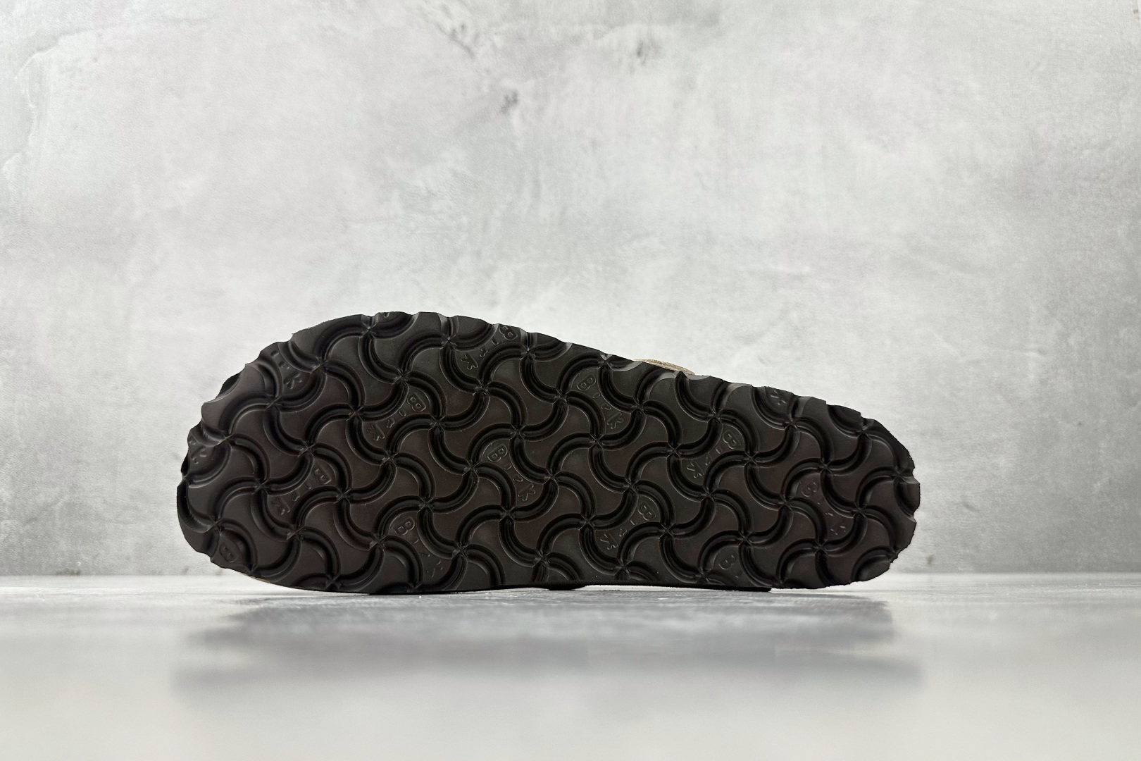 莞产 
Birkenstock 灰褐色

货号：
尺码：35 36 36.5 37 38.5 39 40