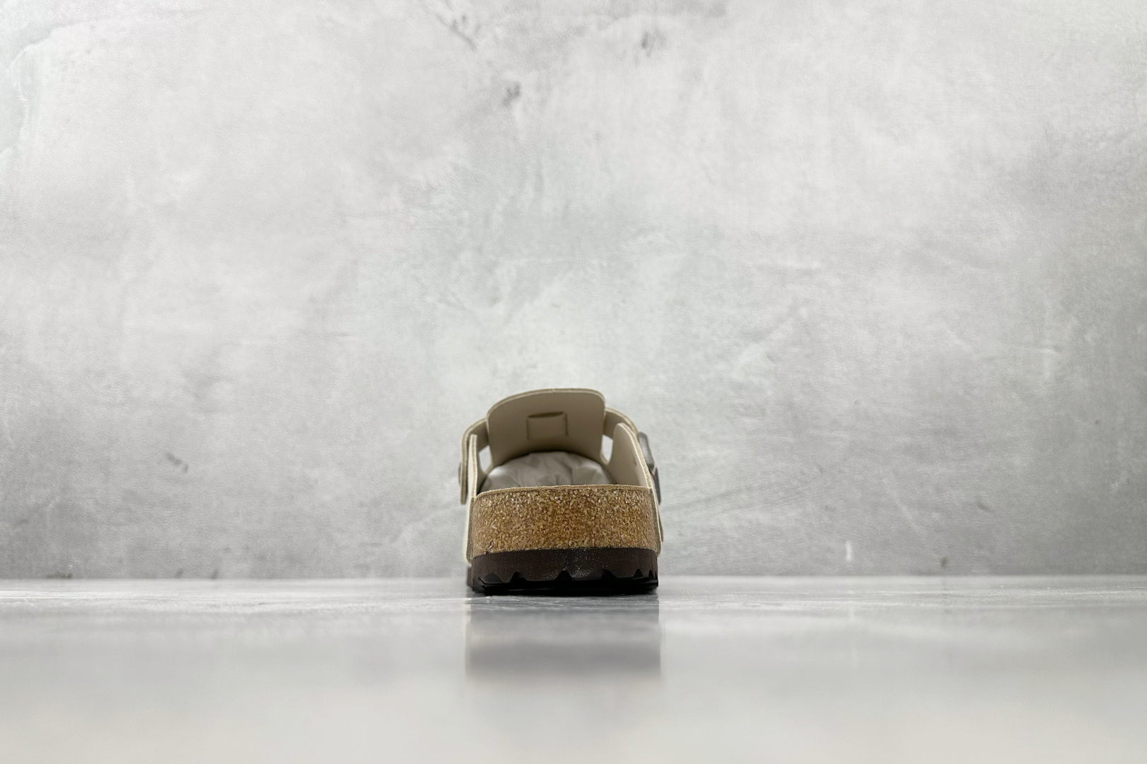莞产 
Birkenstock 灰褐色

货号：
尺码：35 36 36.5 37 38.5 39 40