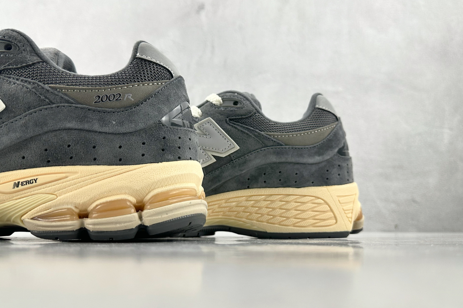 K13 版 
New Balance NB 2002R 灰碳色

货号：M2002RHO
尺码：36 3