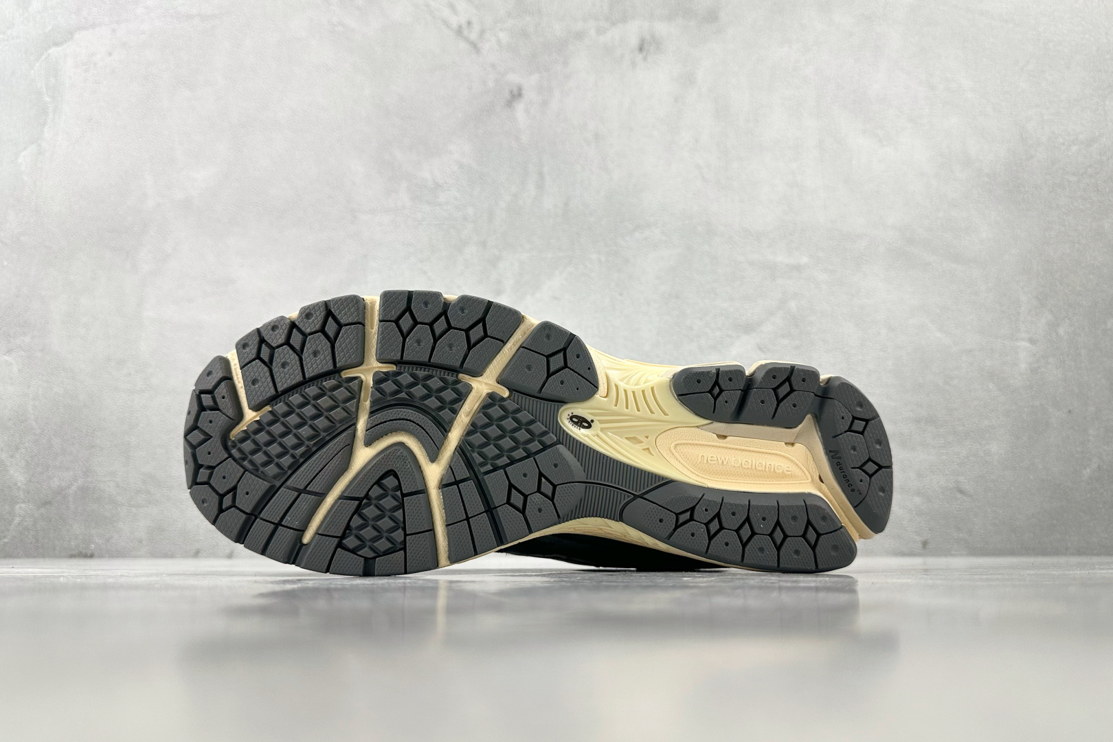 K13 版 
New Balance NB 2002R 灰碳色

货号：M2002RHO
尺码：36 3