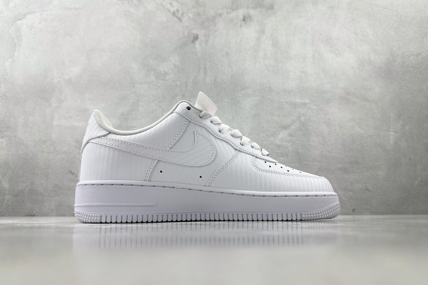X 版 
Nike AIR FORCE 1'07 白色

货号：HF2886-100
尺码：36 36.