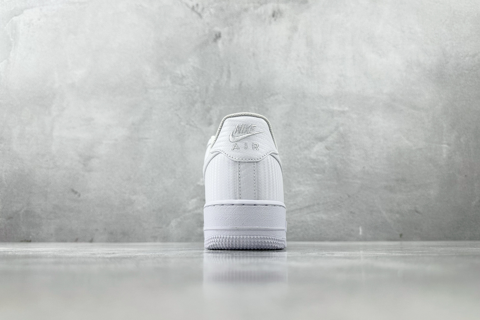 X 版 
Nike AIR FORCE 1'07 白色

货号：HF2886-100
尺码：36 36.
