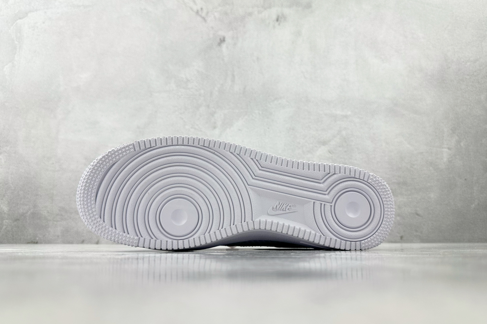 X 版 
Nike AIR FORCE 1'07 白色

货号：HF2886-100
尺码：36 36.