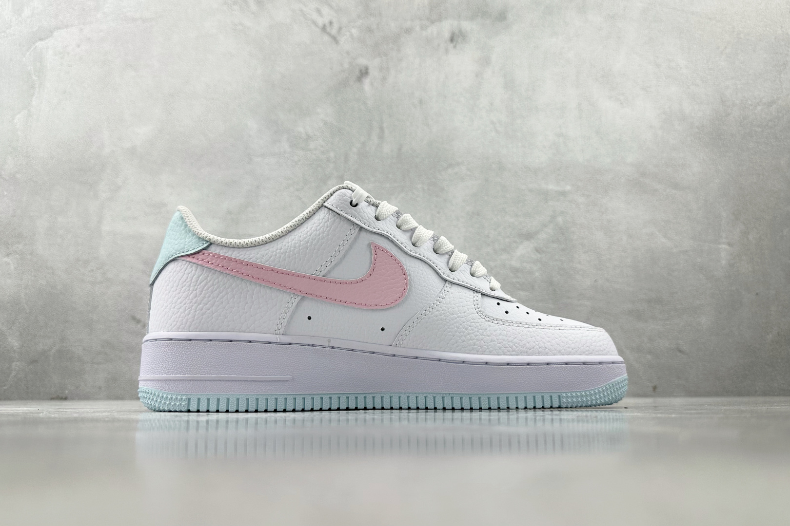 X 版 
Nike AIR FORCE 1'07 白粉色

货号：IH0640-161
尺码：36 36