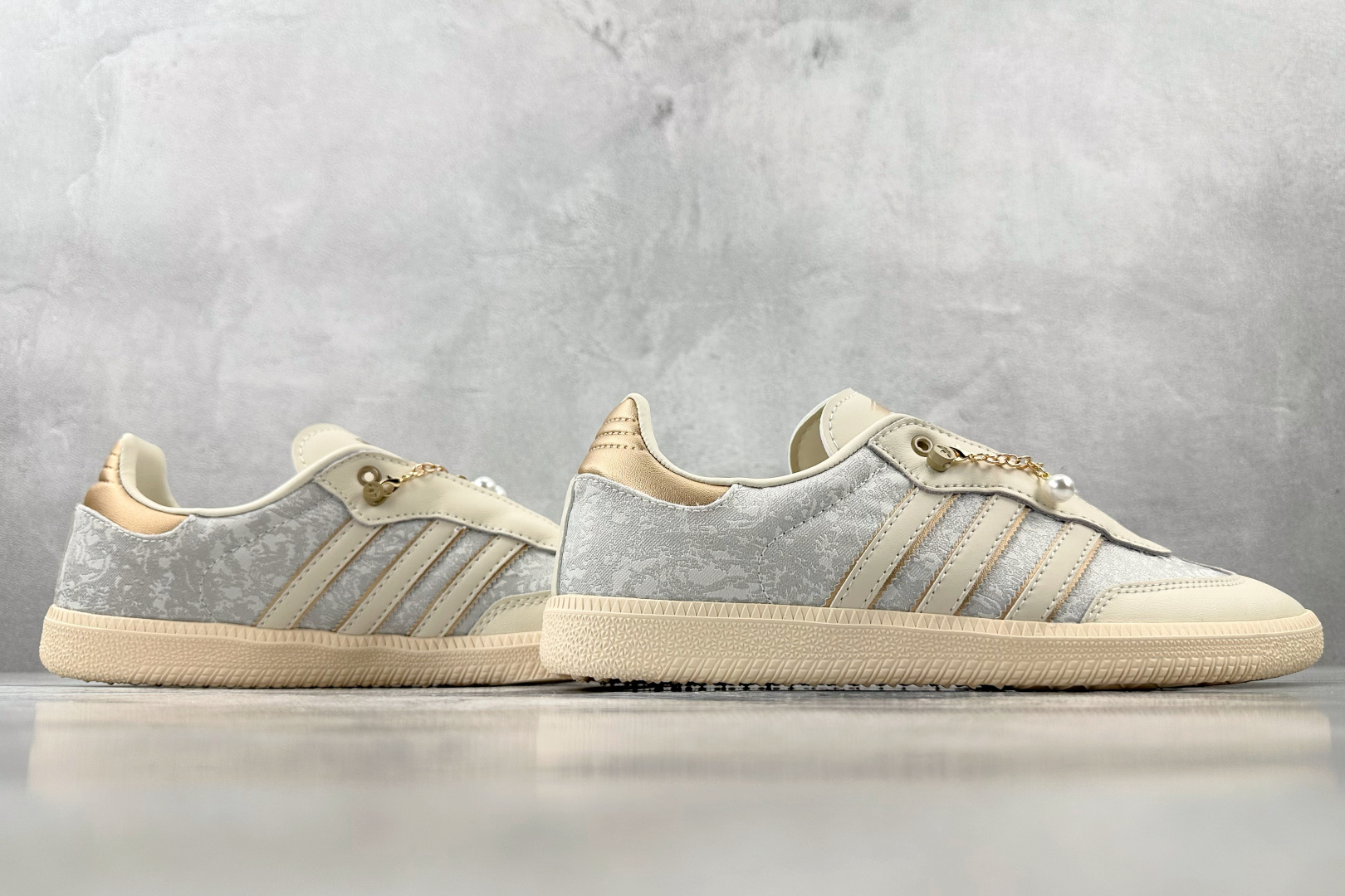 R 版 
出口订单  adidas originals SAMBA OG浅灰

货号 ：JQ2616
尺