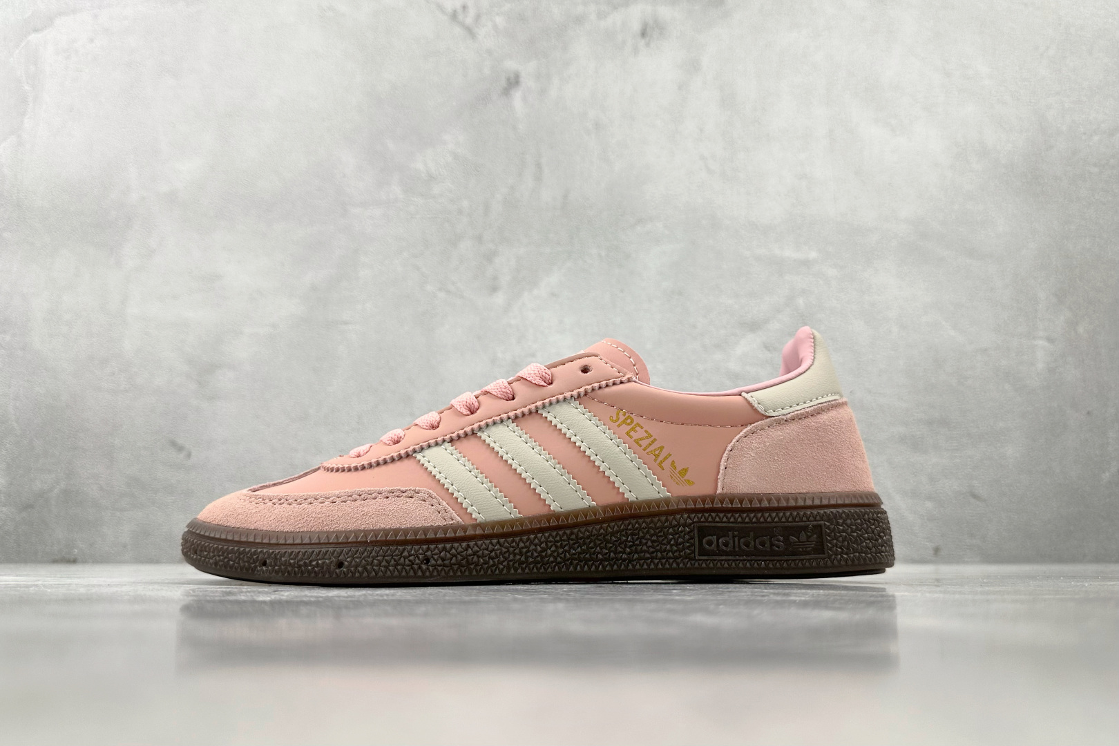 R 版 
出口订单  adidas originals HANDBALL SPEZIAL 粉色

货号 