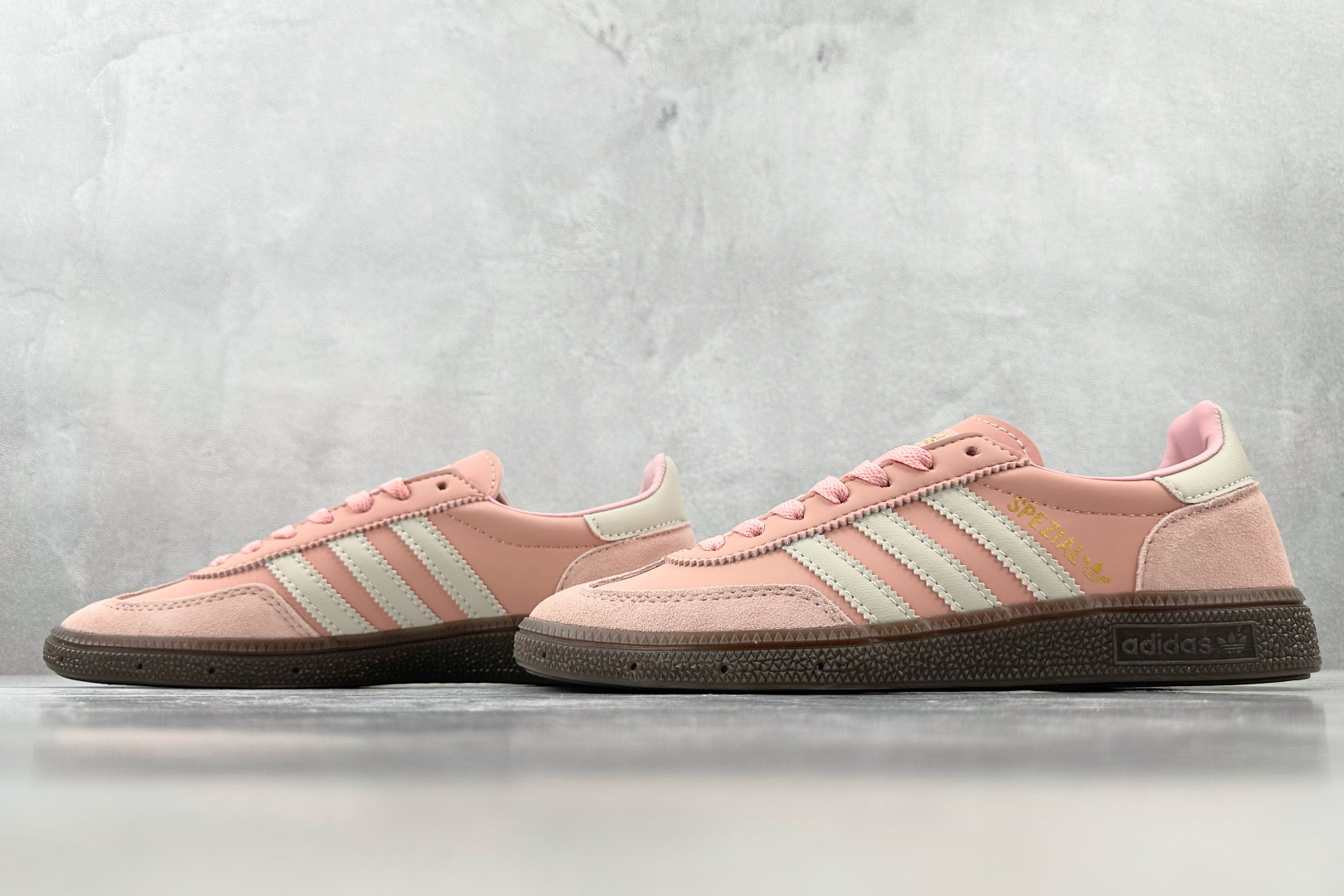 R 版 
出口订单  adidas originals HANDBALL SPEZIAL 粉色

货号 
