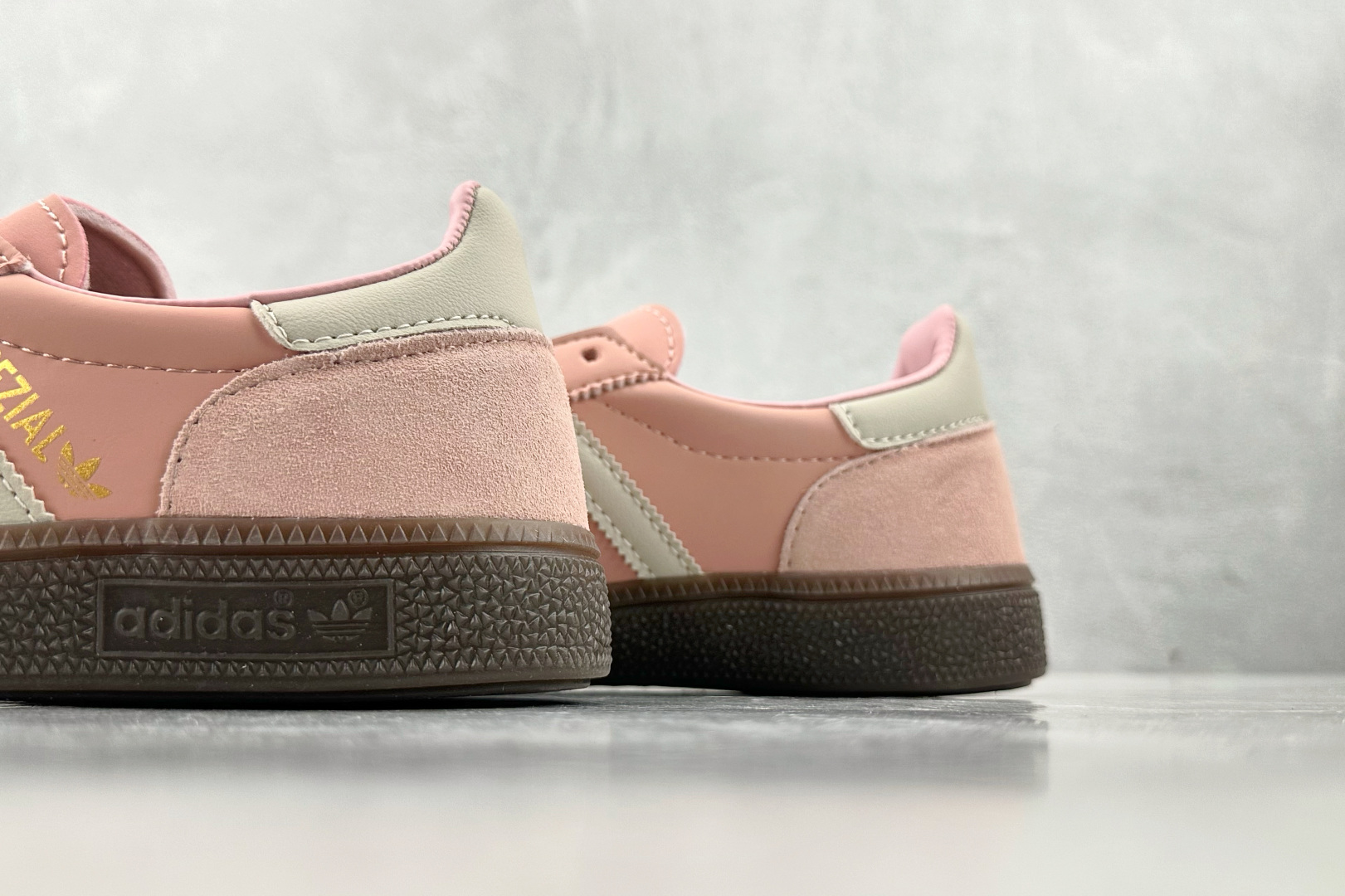 R 版 
出口订单  adidas originals HANDBALL SPEZIAL 粉色

货号 