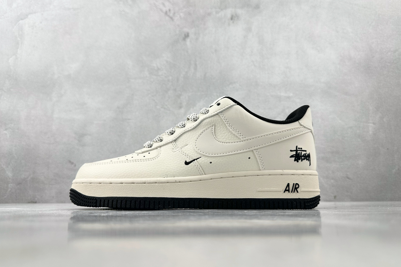 XC 
Nike Air Force 1'07  斯图西 联名 米白

货号：XZ6188 713
尺码