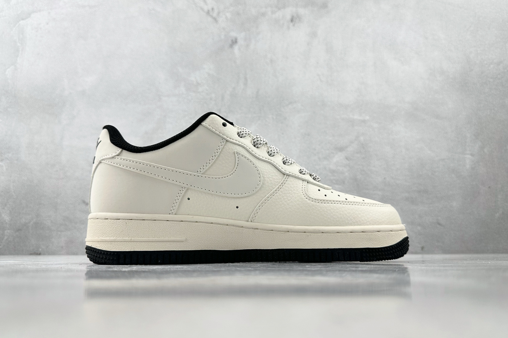 XC 
Nike Air Force 1'07  斯图西 联名 米白

货号：XZ6188 713
尺码