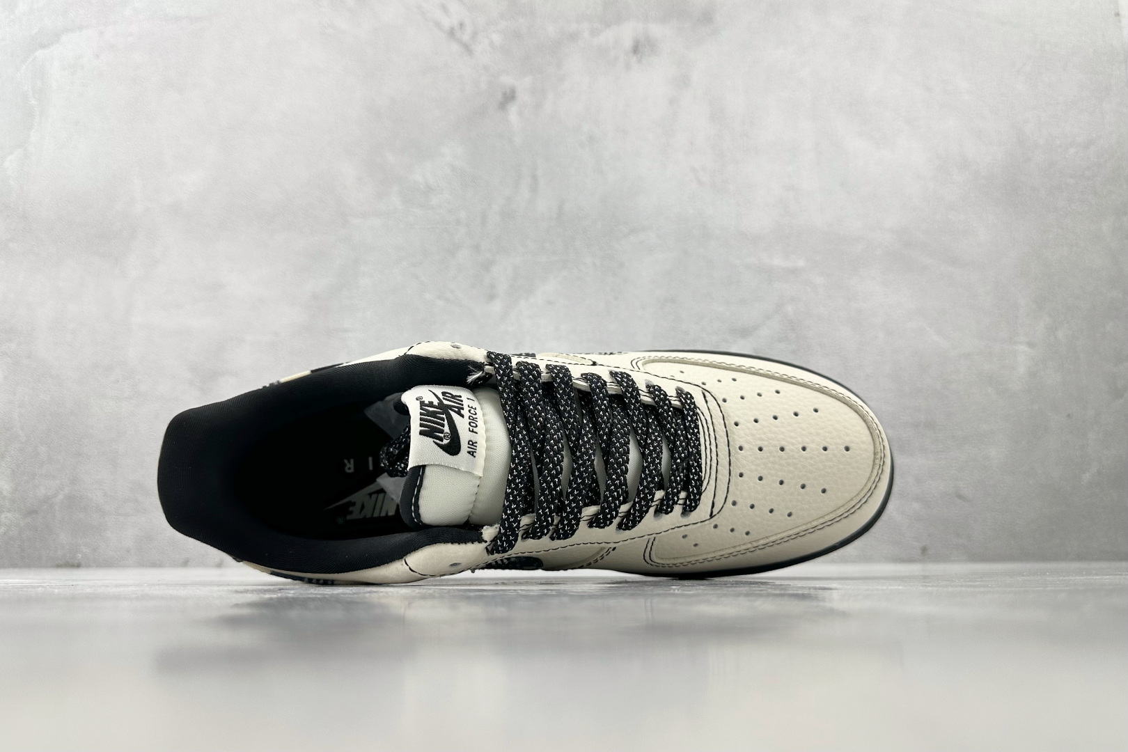 XC 
Nike Air Force 1'07  斯图西 联名 米白黑

货号：KK1988 071
尺