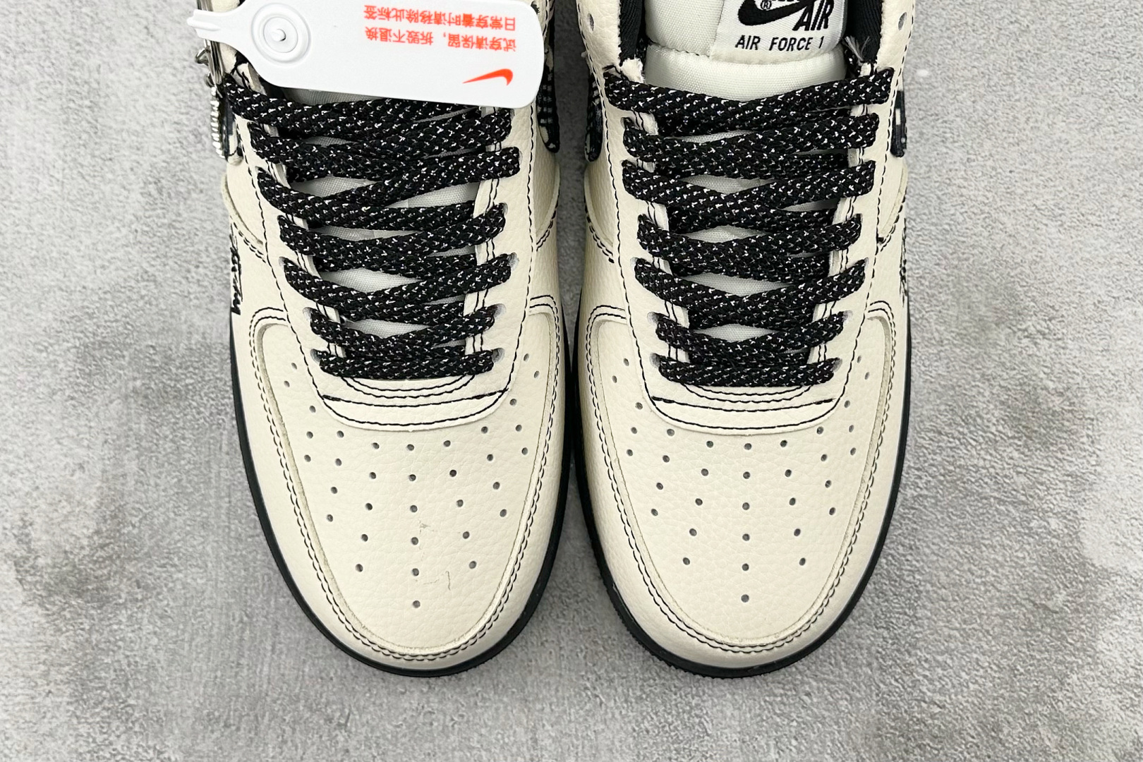 XC 
Nike Air Force 1'07  斯图西 联名 米白黑

货号：KK1988 071
尺