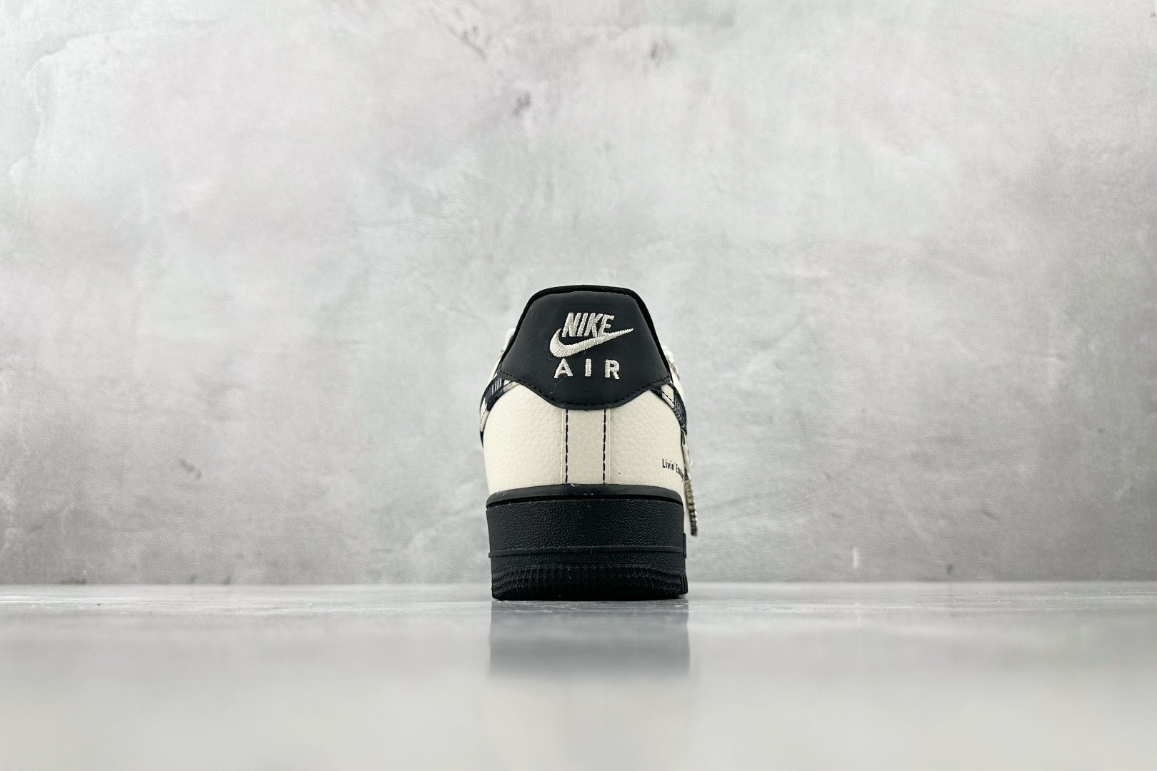 XC 
Nike Air Force 1'07  斯图西 联名 米白黑

货号：KK1988 071
尺