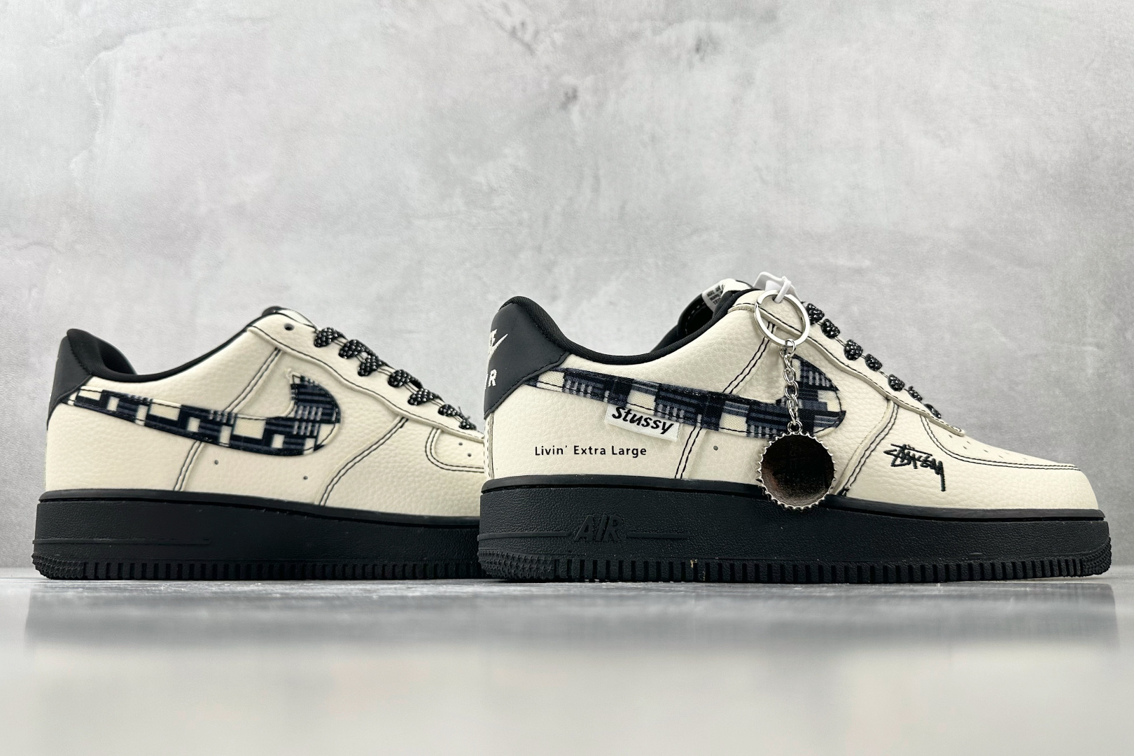 XC 
Nike Air Force 1'07  斯图西 联名 米白黑

货号：KK1988 071
尺