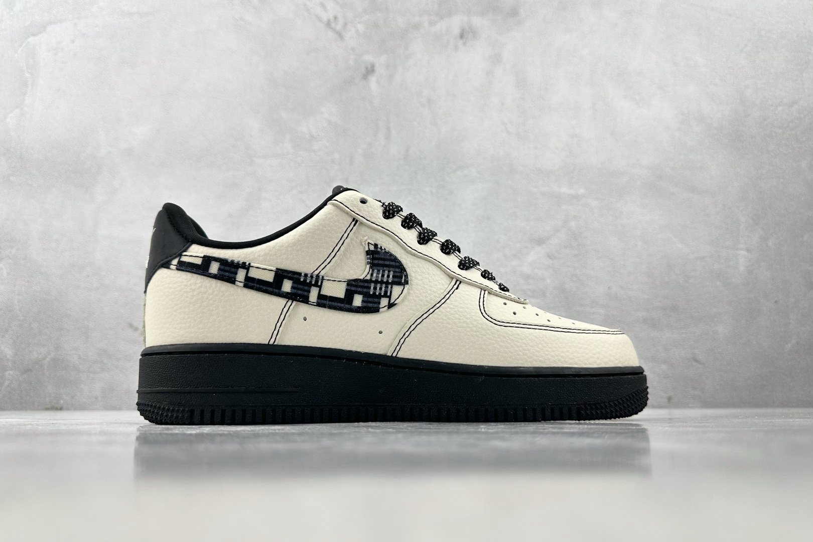 XC 
Nike Air Force 1'07  斯图西 联名 米白黑

货号：KK1988 071
尺
