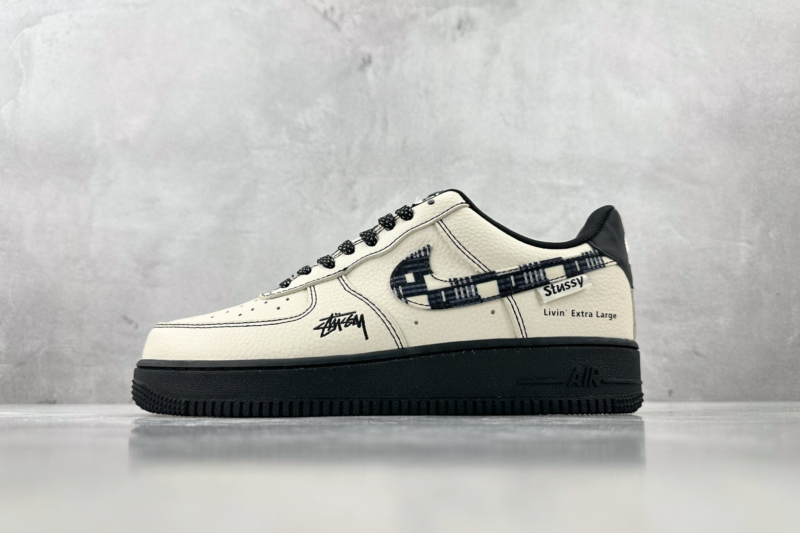 XC 
Nike Air Force 1'07  斯图西 联名 米白黑

货号：KK1988 071
尺