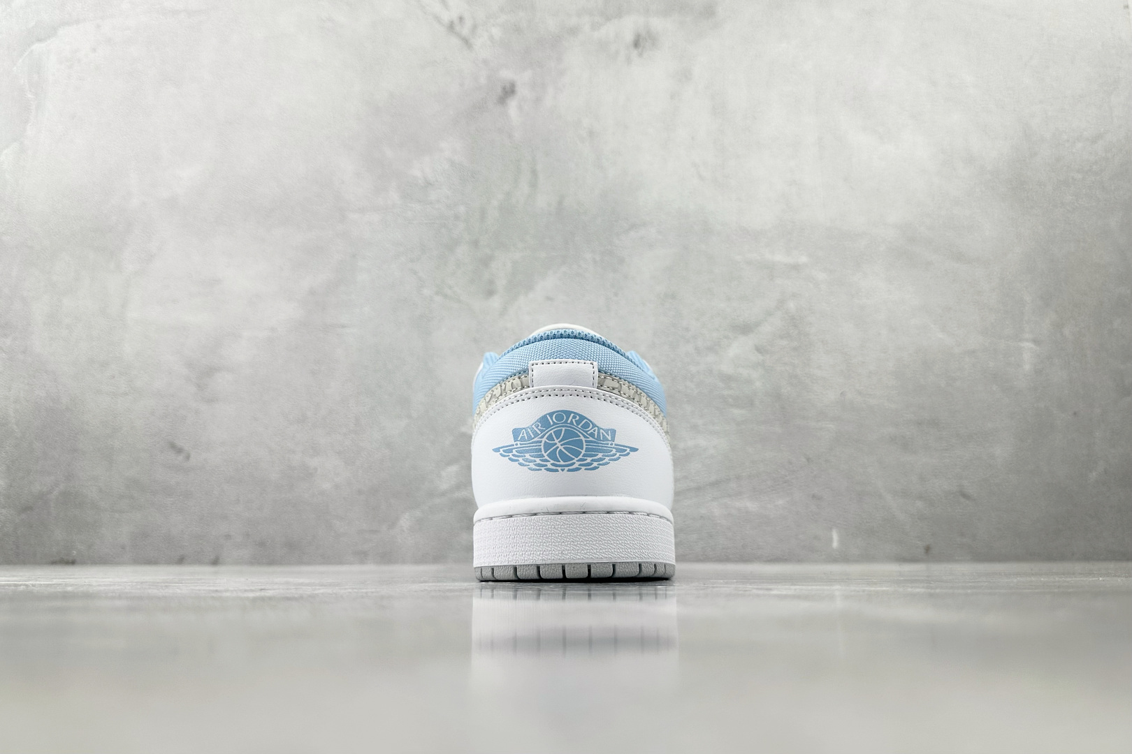 K版 
综合版 Jordan Air Jordan 1 白蓝

货号：IB7692-400
尺码：36 
