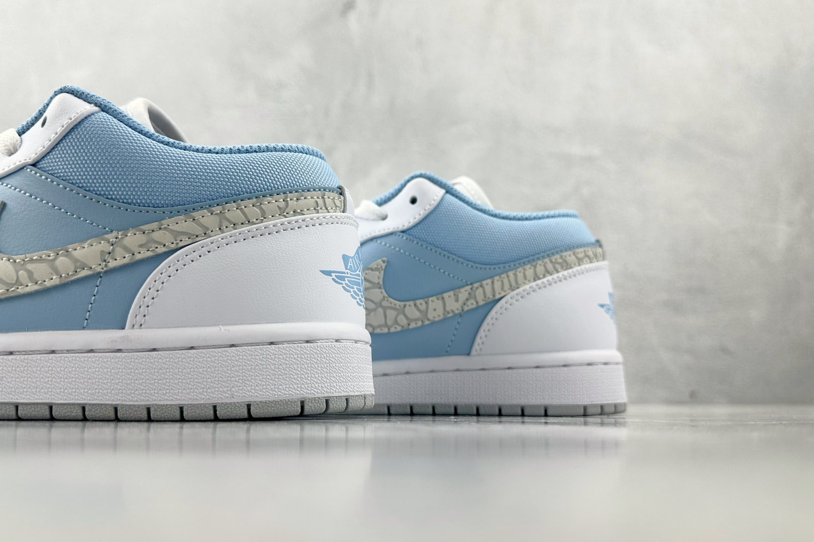 K版 
综合版 Jordan Air Jordan 1 白蓝

货号：IB7692-400
尺码：36 