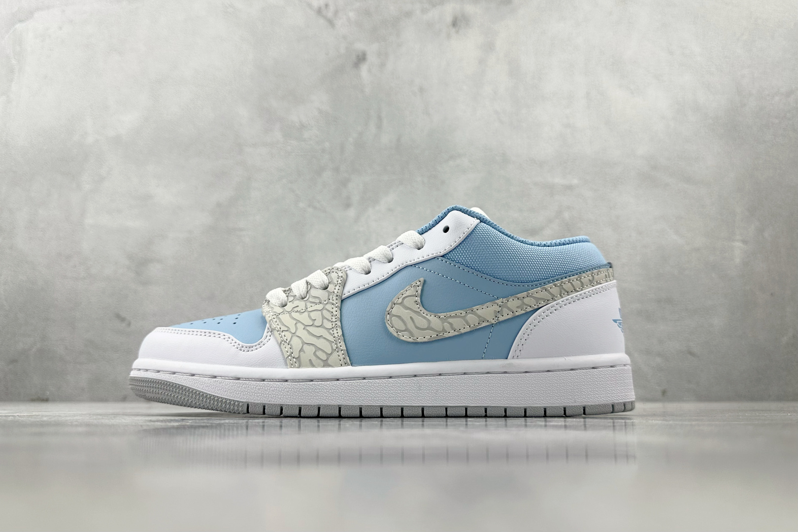 K版 
综合版 Jordan Air Jordan 1 白蓝

货号：IB7692-400
尺码：36 