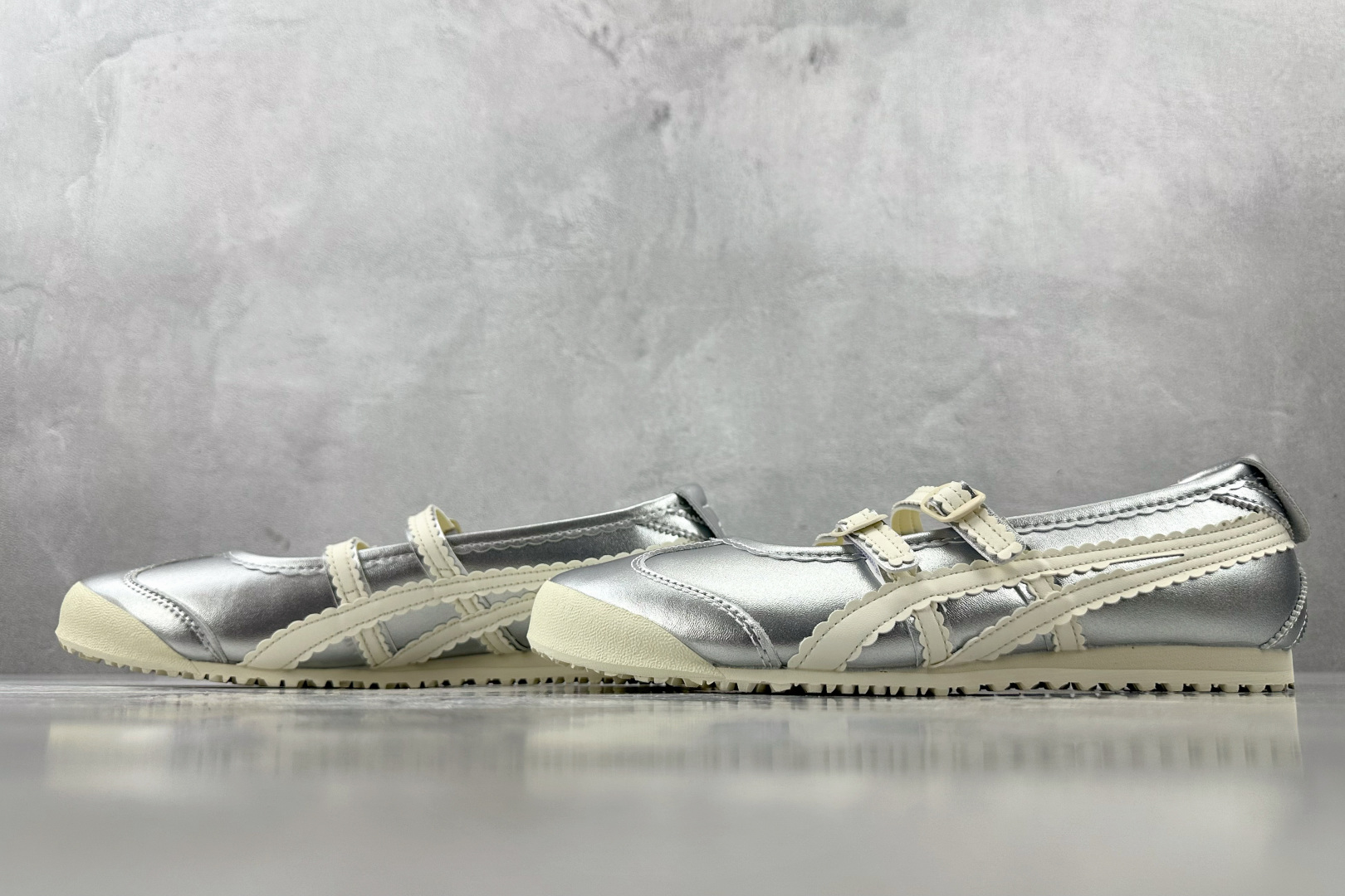 SC 
渠道特供  Onitsuka Tiger鬼塚虎 MEXICO 66 TGRS 银色

货号：11