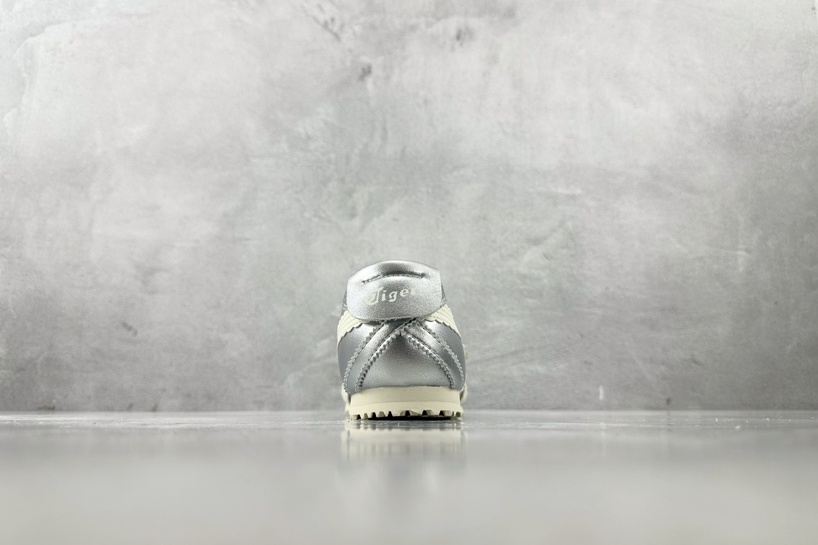 SC 
渠道特供  Onitsuka Tiger鬼塚虎 MEXICO 66 TGRS 银色

货号：11