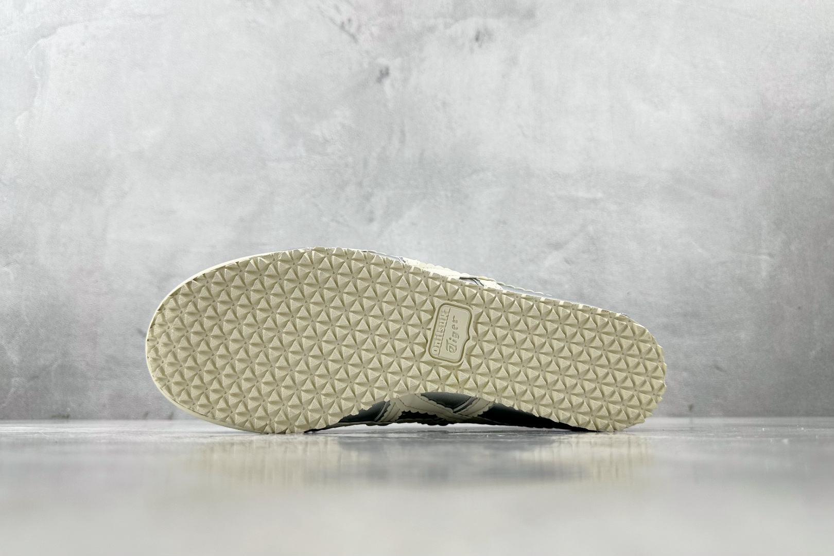 SC 
渠道特供  Onitsuka Tiger鬼塚虎 MEXICO 66 TGRS 银色

货号：11