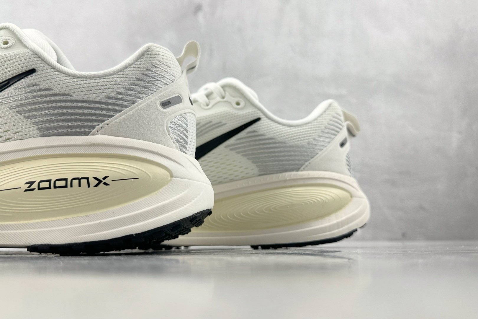 GT 
全套数据私模 Nike Vomero 18 米色

货号：HM6803-101
尺码：36 36