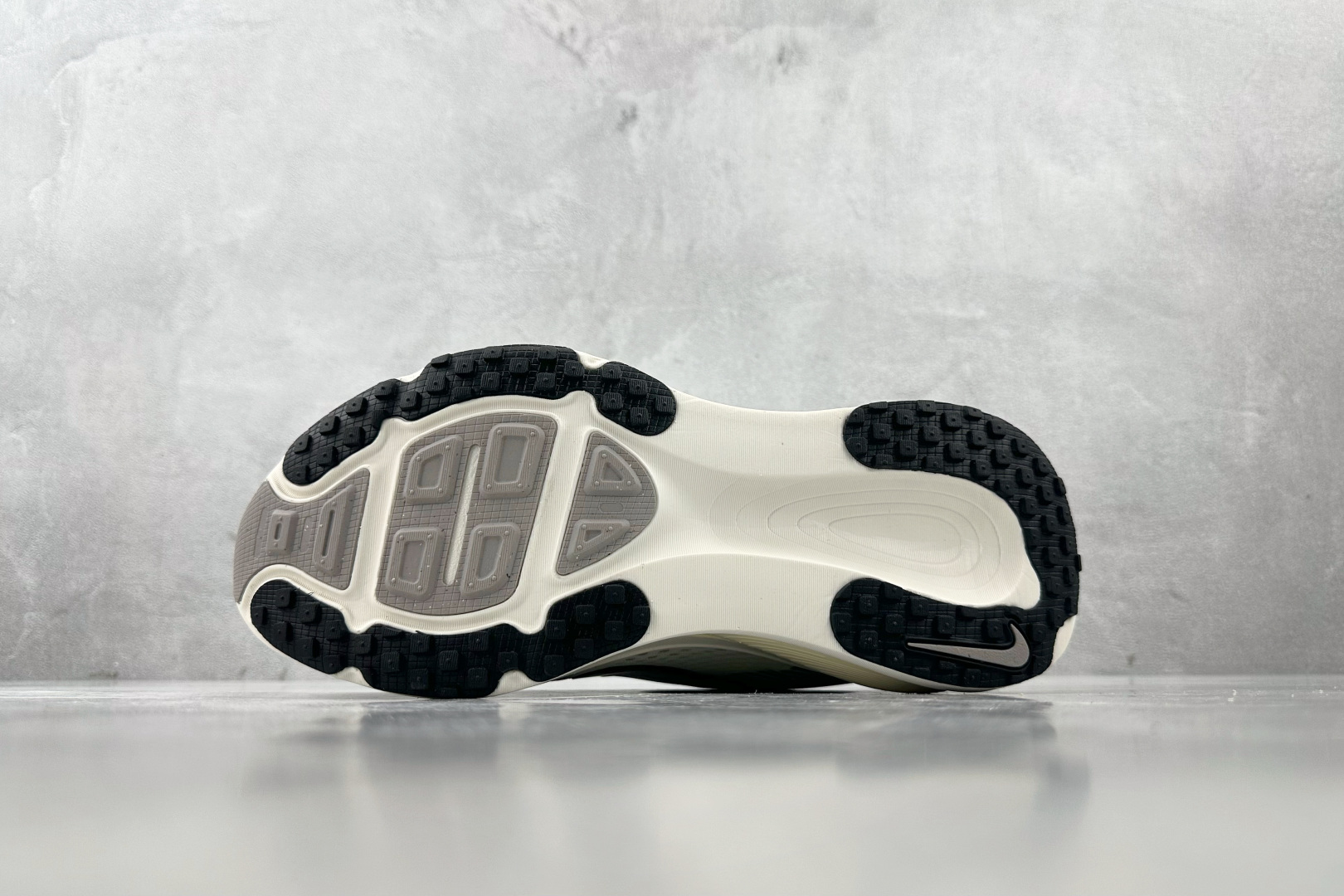 GT 
全套数据私模 Nike Vomero 18 米色

货号：HM6803-101
尺码：36 36