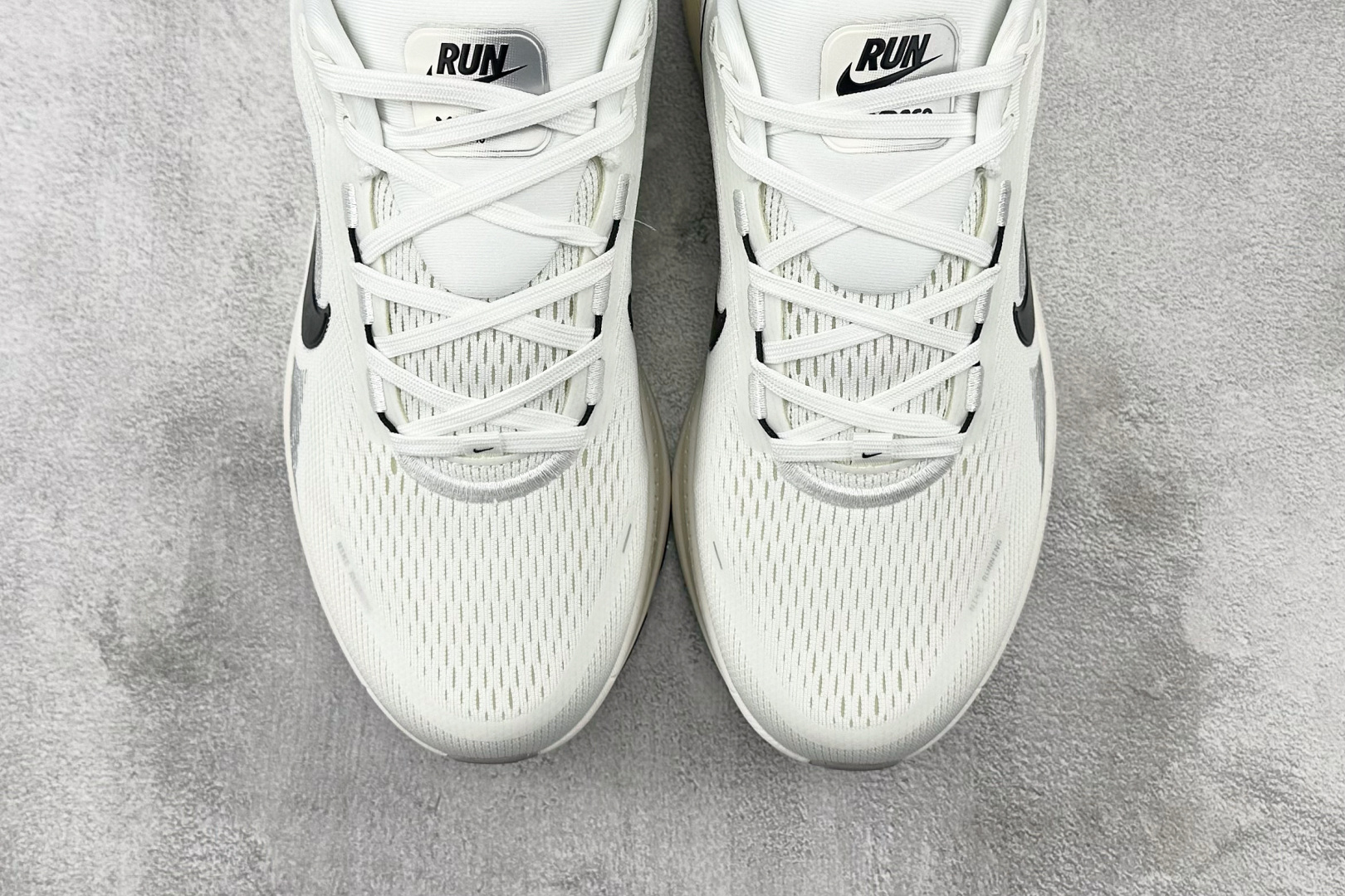 GT 
全套数据私模 Nike Vomero 18 米色

货号：HM6803-101
尺码：36 36