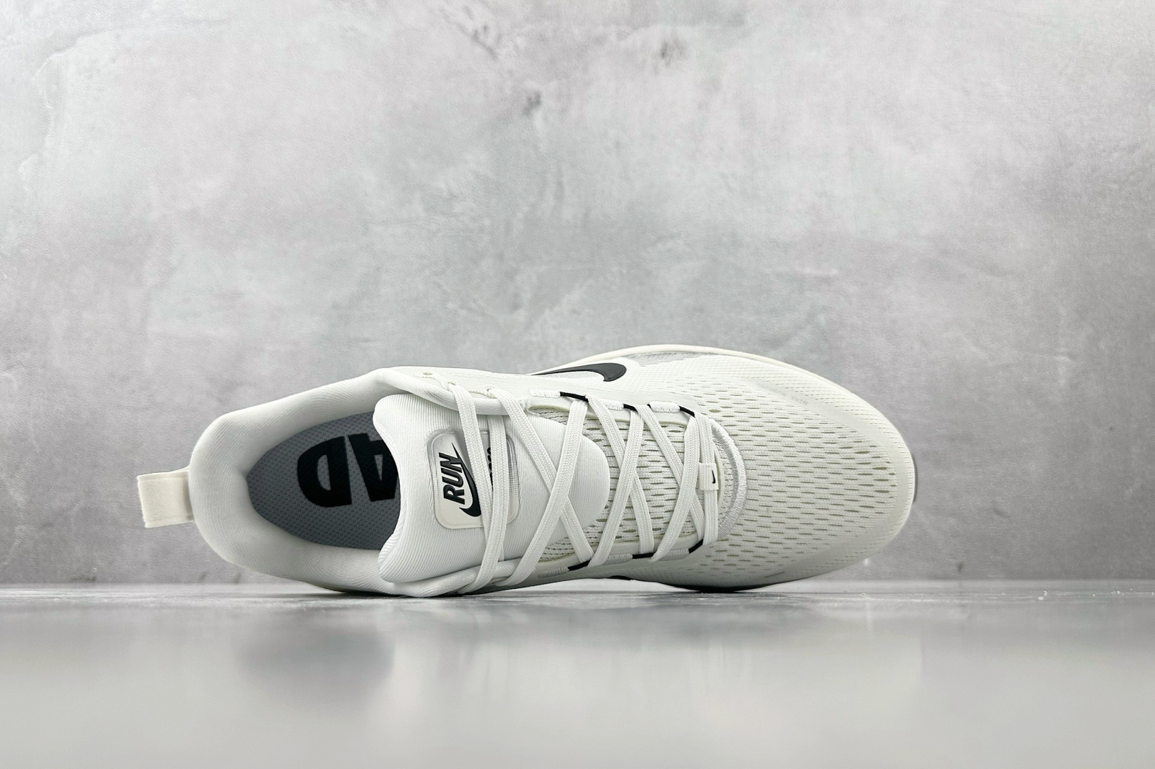 GT 
全套数据私模 Nike Vomero 18 米色

货号：HM6803-101
尺码：36 36