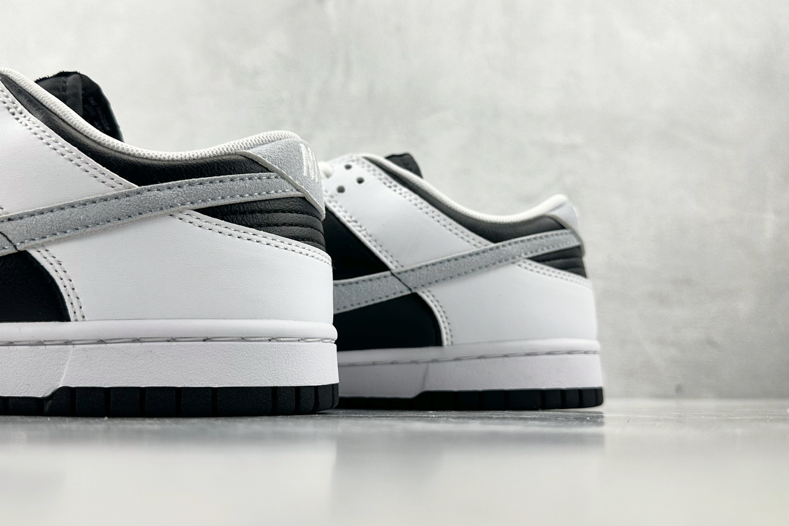 KW神版 
口碑神作  Nike Dunk Reverse Panda 2.0白黑色

货号：IB462