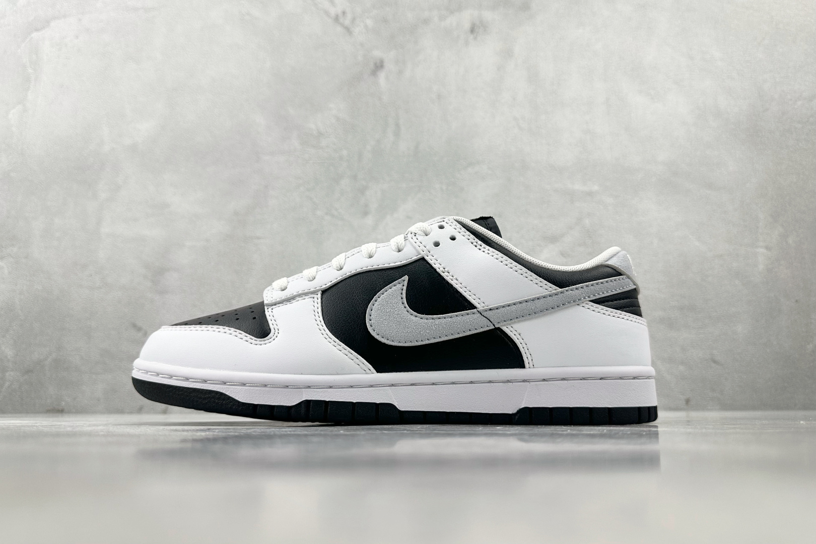 KW神版 
口碑神作  Nike Dunk Reverse Panda 2.0白黑色

货号：IB462