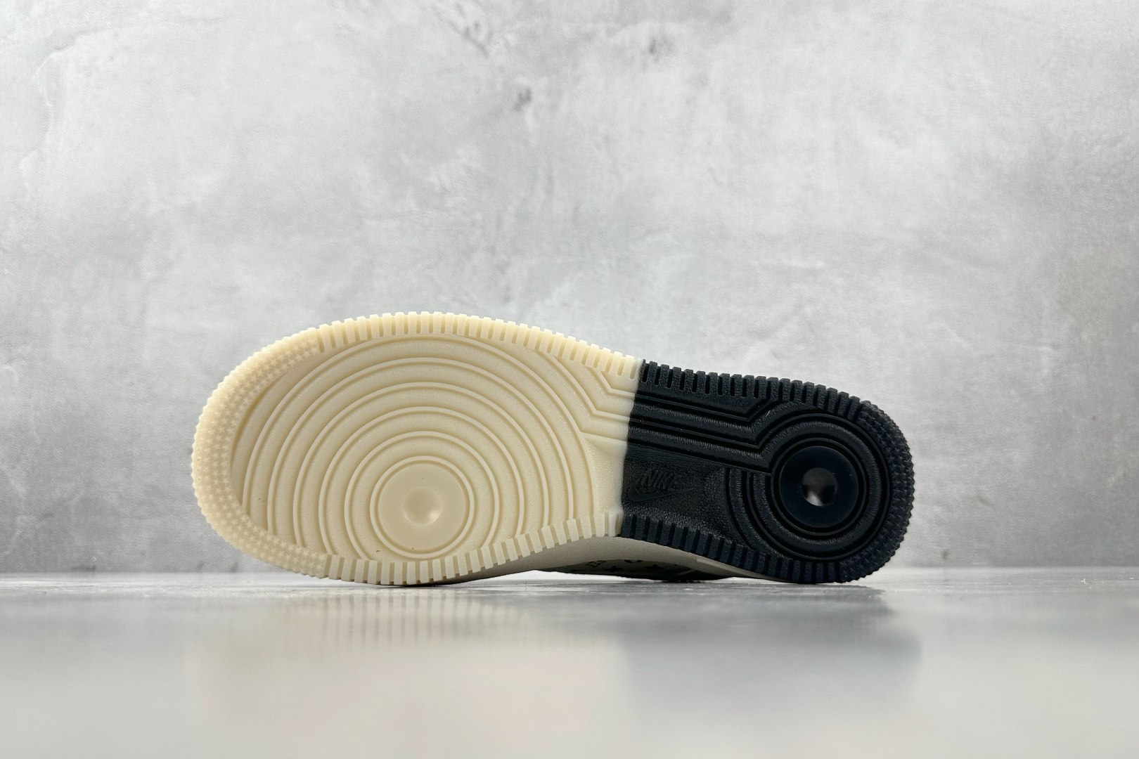 XC 
Nike Air Force 1'07  斯图西 联名 米白

货号：HH7518 076
尺码