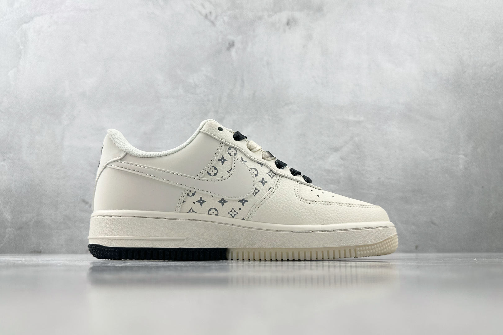 XC 
Nike Air Force 1'07  斯图西 联名 米白

货号：HH7518 076
尺码